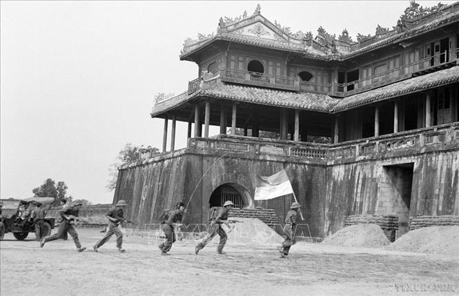 Quân giải phóng tiến vào cửa Ngọ Môn (Huế), sáng 26/3/1975. Ảnh: Tư liệu TTXVN