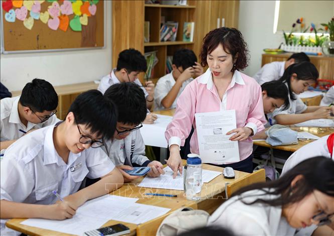 Trong quá trình ôn tập, học sinh được bổ trợ kiến thức, rèn luyện kỹ năng giải bài tập của từng môn học. Ảnh: Thanh Tùng - TTXVN