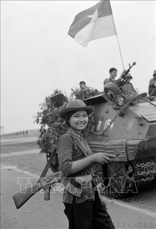 Nữ chiến sỹ biệt động Sài Gòn Nguyễn Trung Kiên (Cao Thị Nhíp) dẫn đường cho quân GP tiến vào dinh Độc Lập và sân bay Tân Sơn Nhất, ngày 30/4/1975. Ảnh TTXVN