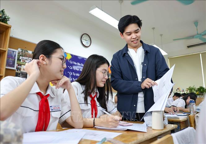 Học sinh Thủ đô ôn tập với sự hỗ trợ của các thầy cô. Ảnh: Thanh Tùng - TTXVN