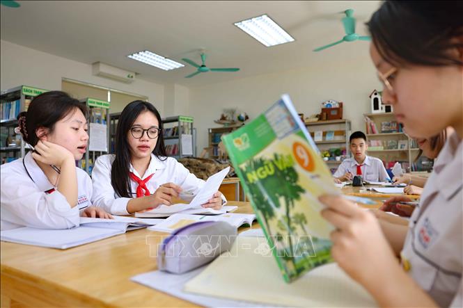 Học sinh lớp 9 trường THCS Ngô Sĩ Liên (quận Hoàn Kiếm) cùng nhau ôn tập tại thư viện của trường. Ảnh: Thanh Tùng - TTXVN
