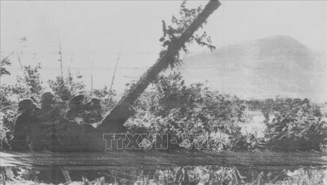 Pháo cao xạ quân giải phóng bảo vệ vùng trời Phước Long (Sông Bé). Ảnh: TTXVN