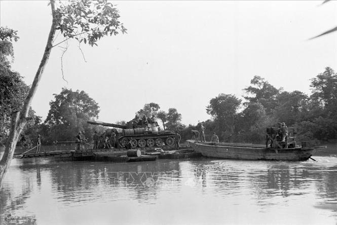Trên đà chiến thắng, từ ngày 30/4/1975, đồng bào và các chiến sĩ các tỉnh Đông Nam Bộ và đồng bằng sông Cửu Long đã đồng loạt tiến công và nổi dậy mạnh mẽ, lần lượt giải phóng các tỉnh còn lại. Ngày 1/5/1975, toàn bộ lãnh thổ trên đất liền miền Nam Việt Nam đã hoàn toàn giải phóng. Trong ảnh: Xe tăng quân giải phóng vượt sống Vàm Cỏ Đông tiến về giải phóng Long An. Ảnh: Quang Khanh – TTXVN