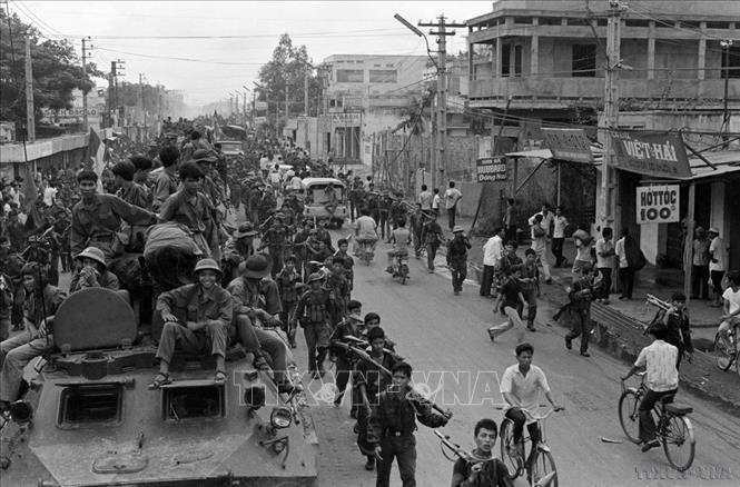 Quân giải phóng tiến vào ngã tư Bảy Hiền (Sài Gòn). Ảnh: Quang Khanh - TTXVN