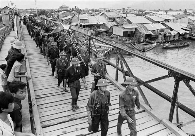 Trên đà chiến thắng, từ ngày 30/4/1975, đồng bào và các chiến sĩ các tỉnh Đông Nam Bộ và đồng bằng sông Cửu Long đã đồng loạt tiến công và nổi dậy mạnh mẽ, lần lượt giải phóng các tỉnh còn lại. Ngày 1/5/1975, toàn bộ lãnh thổ trên đất liền miền Nam Việt Nam đã hoàn toàn giải phóng. Trong ảnh: Từ các ngả đường bộ, quân ta tiến vào giải phóng giải phóng thị xã Cà Mau, mảnh đất cực nam của Tổ Quốc. Ảnh: Hứa Kiểm – TTXVN