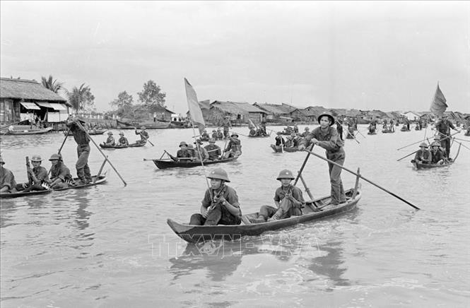 Tại Cà Mau, đêm 30/4/1975, quân ta tập trung lực lượng tiến công thị xã, kết hợp lực lượng quần chúng nổi dậy chiếm các vị trí quan trọng. 5 giờ sáng 1/5, các mũi tiến công của ta đã vào nội ô thị xã kết hợp phong trào quần chúng nổi dậy giải phóng thị xã Cà Mau lúc 10 giờ ngày 1/5/1975. Ảnh: TTXVN