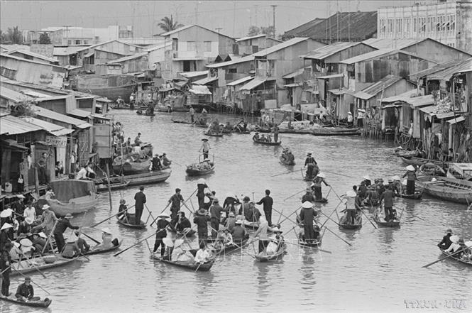 Bến Năm Căn (Cà Mau) sau ngày giải phóng. Sau khi Tổng thống Việt Nam Cộng hòa Dương Văn Minh tuyên bố đầu hàng vô điều kiện trưa 30/4, sáng 1/5/1975, tỉnh Cà Mau chính thức được giải phóng. Ảnh: TTXVN