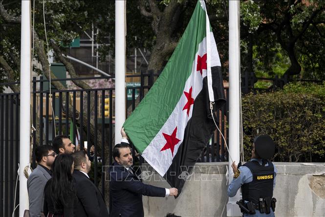 Ngoại trưởng Syria Asaad al-Shaibani làm lễ thượng cờ mới của nước này tại trụ sở LHQ ở New York, Mỹ ngày 25/4/2025. Ảnh: AA/TTXVN