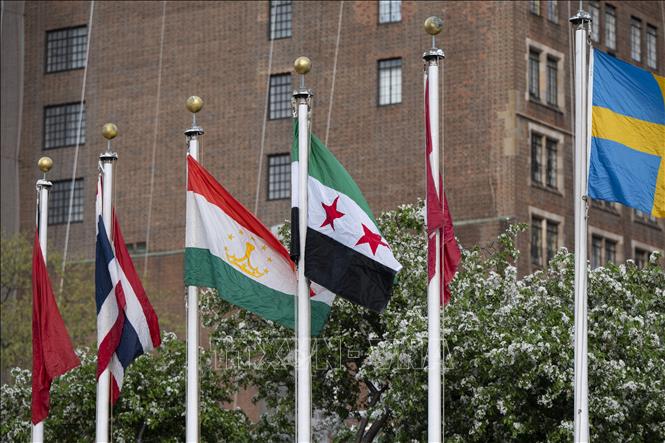 Lá cờ mới của Syria (thứ 4, trái) sau khi được kéo lên trong lễ thượng cờ tại trụ sở LHQ ở New York, Mỹ ngày 25/4/2025. Ảnh: AA/TTXVN