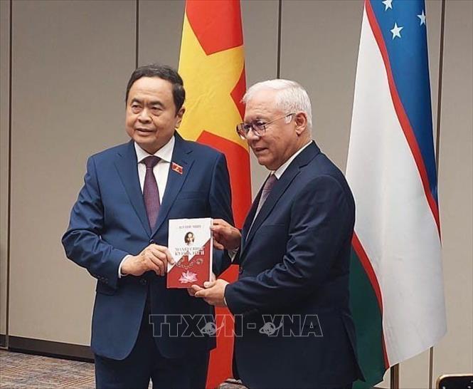 Chủ tịch Hội hữu nghị Uzbekistan - Việt Nam Alisher Mukhamedov ttrao tặng bản dịch 