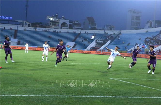 Tình huống bắt vô-lê của cầu thủ Lâm Ti Phông mở tỷ số cho Thép Xanh Nam Định. Ảnh: Công Luật - TTXVN