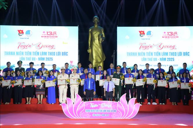 Tuyên dương 34 Thanh niên tiên tiến làm theo lời Bác. Ảnh: Mai Trang - TTXVN