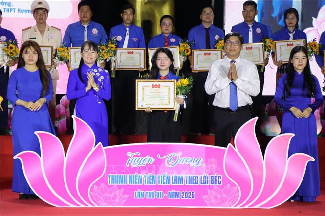 Tuyên dương Thanh niên tiên tiến làm theo lời Bác. Ảnh: Mai Trang - TTXVN