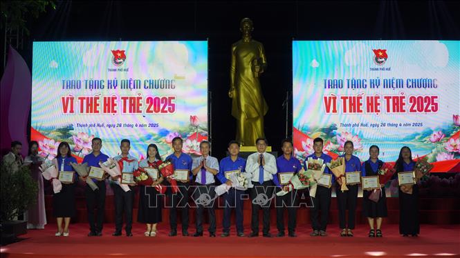 11 Đoàn viên thành phố Huế vinh dự nhận Kỷ niệm chương 