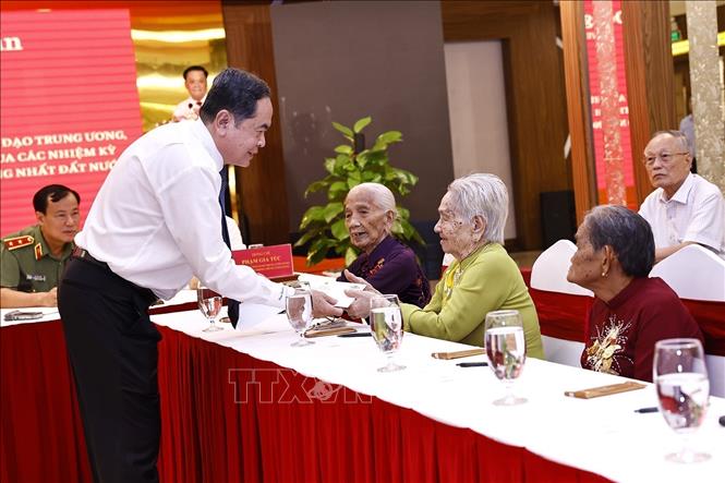 National Assembly Chairman Tran Thanh Man meet on April 26 with heroic Vietnamese mothers and former officials of central agencies, Military Region 9, Can Tho city, and Hau Giang province. VNA Photo: Doãn Tấn
