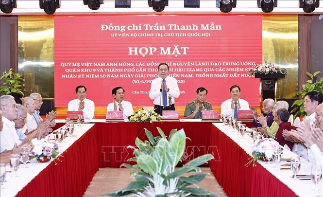 National Assembly Chairman Tran Thanh Man meet on April 26 with heroic Vietnamese mothers and former officials of central agencies, Military Region 9, Can Tho city, and Hau Giang province. VNA Photo: Doãn Tấn