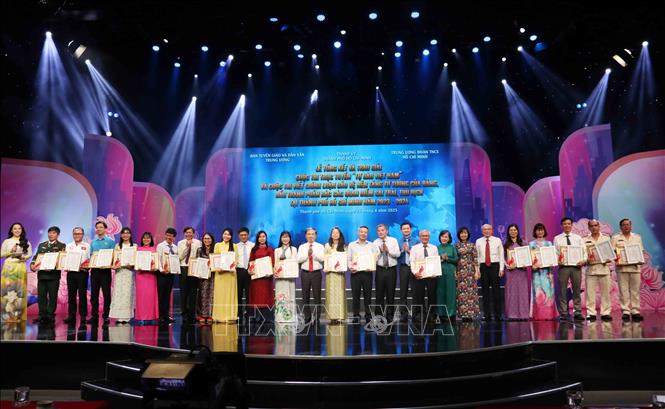 Ten organisations and 48 individuals who won the online quiz “Proud of Vietnam” – Phase 1 on Vietnam’s history, achievements and development directions, are awarded at a ceremony in Ho Chi Minh City on April 26. VNA Photo: Xuân Khu