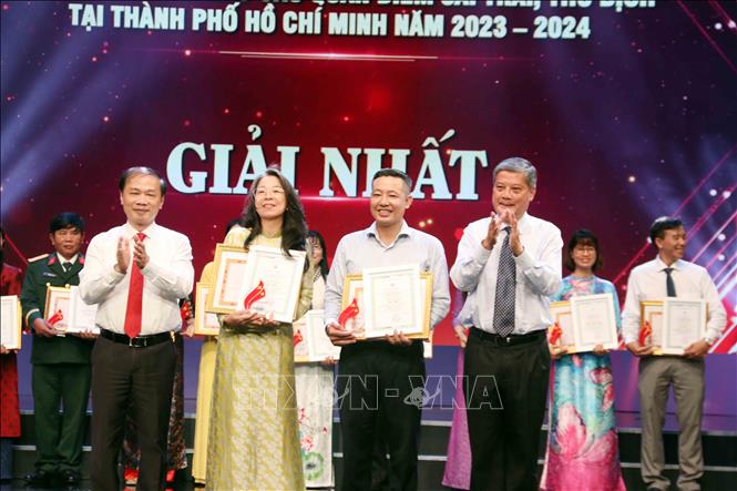 First prize winners receive the awards. VNA Photo: Xuân Khu