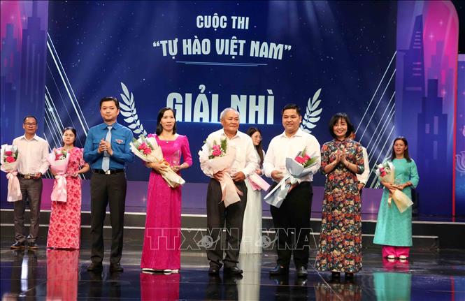 Second prize winners receive the awards. VNA Photo: Xuân Khu