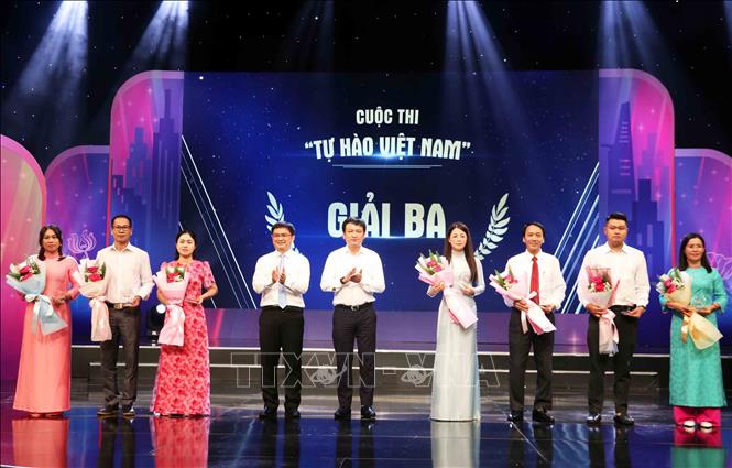 Third prize winners receive the awards. VNA Photo: Xuân Khu