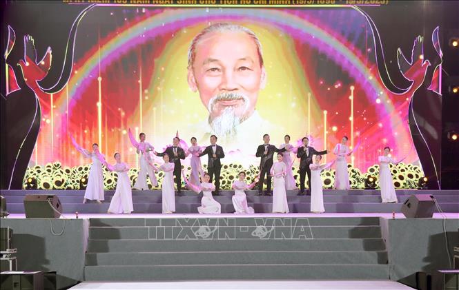 Một màn ca múa nhạc của các nghệ sĩ diễn viên Vĩnh Phúc tại chương trình nghệ thuật “Con đường thống nhất” tại Vĩnh Phúc. Ảnh:: Hoàng Hùng -TTXVN