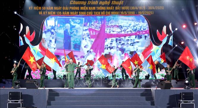 Một tiết mục được dàn dựng công phu tại chương trình nghệ thuật “Con đường thống nhất” tại Vĩnh Phúc. Ảnh:: Hoàng Hùng -TTXVN