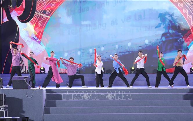 Chương trình được dàn dựng công phu, hòa âm phối khí đặc sắc, mang âm hưởng hào hùng tạo cho khán giả những cảm xúc hân hoan, hòa chung với không khí rộn ràng đón chào các ngày lễ lớn của dân tộc. Ảnh: Hoàng Hùng -TTXVN