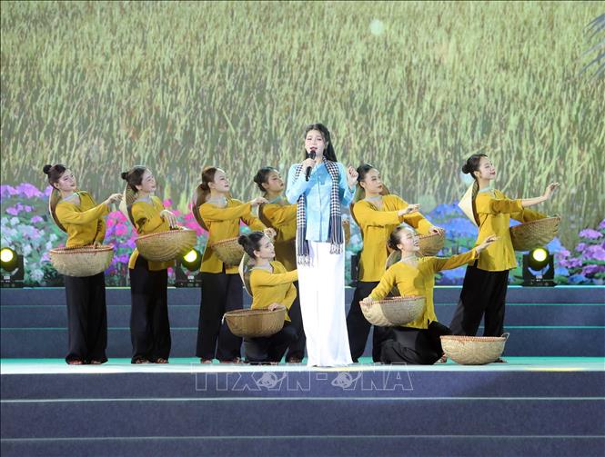  Chương trình được dàn dựng công phu, hòa âm phối khí đặc sắc, mang âm hưởng hào hùng tạo cho khán giả những cảm xúc hân hoan, hòa chung với không khí rộn ràng đón chào các ngày lễ lớn của dân tộc. Ảnh: Hoàng Hùng -TTXVN