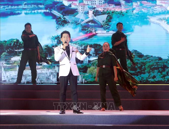 Giọng hát của ca sĩ Tấn Minh tại chương trình nghệ thuật “Con đường thống nhất” tại Vĩnh Phúc được khán giả tán dương . Ảnh:: Hoàng Hùng -TTXVN