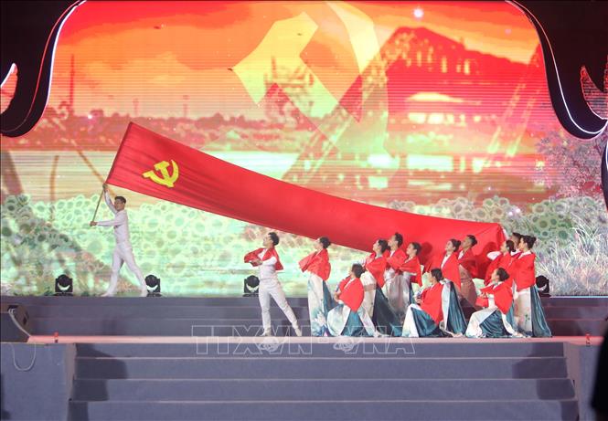 Màn trình diễn của các nghệ sĩ, diễn viên đến từ Hà Nội tại chương trình nghệ thuật “Con đường thống nhất” tại Vĩnh Phúc. Ảnh:: Hoàng Hùng -TTXVN