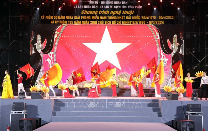 Màn hát múa tái hiện hành trình gia khó của ông cha mở màn chương trình nghệ thuật “Con đường thống nhất” tại Vĩnh Phúc. Ảnh: Hoàng Hùng -TTXVN