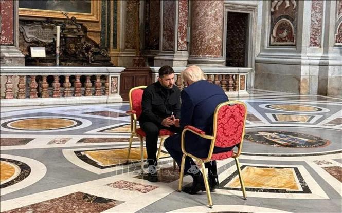 Tổng thống Mỹ Donald Trump (phải) và người đồng cấp Ukraine Volodymyr Zelensky (trái) trong cuộc gặp tại Vatican, Italy ngày 26/4/2025. Ảnh: Telegraph/TTXVN