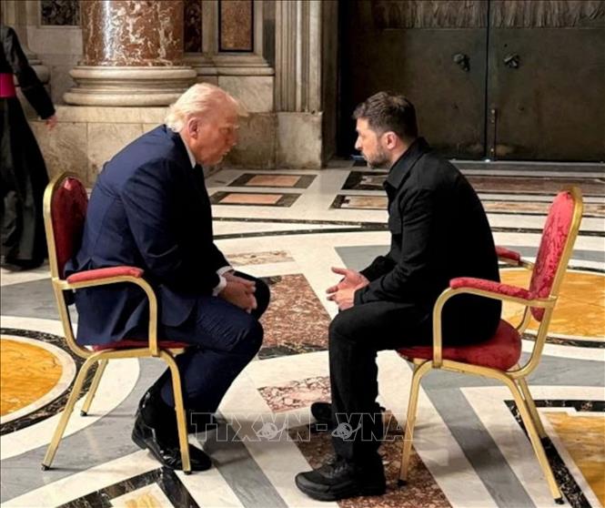 Tổng thống Mỹ Donald Trump (trái) và người đồng cấp Ukraine Volodymyr Zelensky trong cuộc gặp tại Vatican, Italy ngày 26/4/2025. Ảnh: Reuters/TTXVN