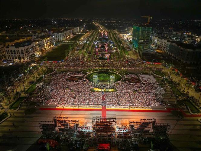 Biển người tham dự lễ hội du lịch biển Sầm Sơn 2025. Ảnh: Việt Hoàng - TTXVN