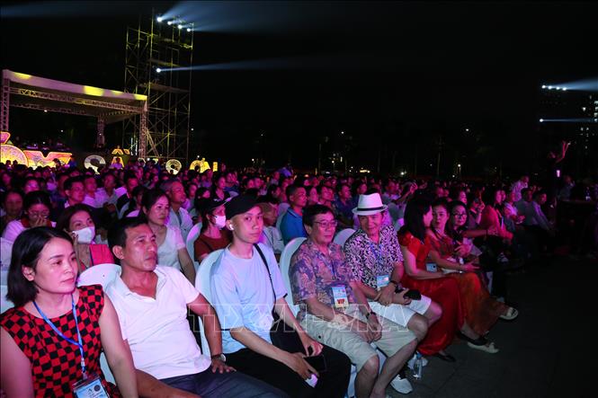 Người dân và du khách được thưởng thức một đêm hội nghệ thuật bùng nổ cảm xúc. Ảnh: Việt Hoàng - TTXVN

