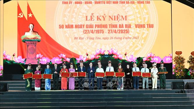 Tỉnh ủy, HĐND, UBND, UBMTTQ Việt Nam tỉnh Bà Rịa-Vũng Tàu tri ân các đại biểu lão thành cách mạng, cán bộ tiền khởi nghĩa, Mẹ Việt Nam Anh hùng, Anh hùng lực lượng vũ trang nhân dân. Ảnh: Huỳnh Sơn-TTXVN