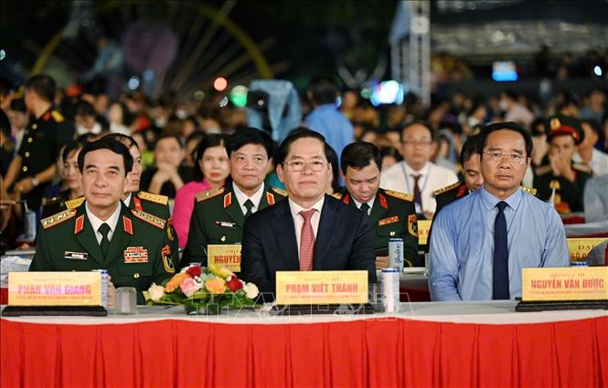 Đại biểu Trung ương, địa phương và lãnh đạo các tỉnh, thành phố khu vực Đông Nam bộ tham dự Lễ kỷ niệm 50 năm Ngày giải phóng tỉnh Bà Rịa - Vũng Tàu. Ảnh: Huỳnh Sơn-TTXVN