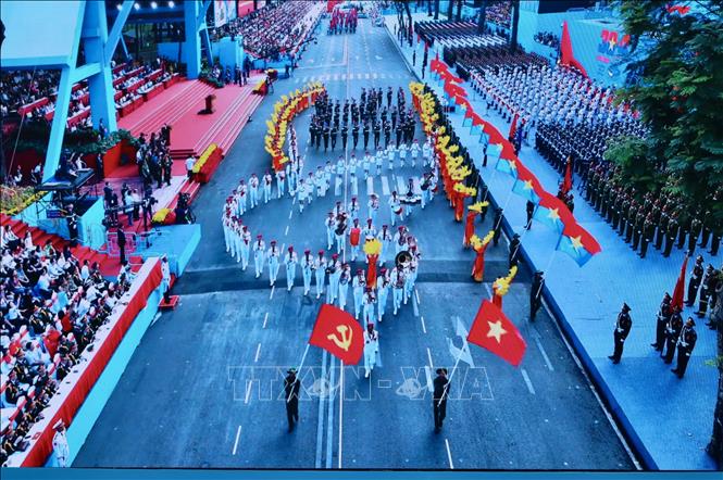 Art performance by artists from Ho Chi Minh City participating in the final full-scale rehearsal of the parade to celebrate the 50th anniversary of the Liberation of the South and National Reunification Day. VNA Photo