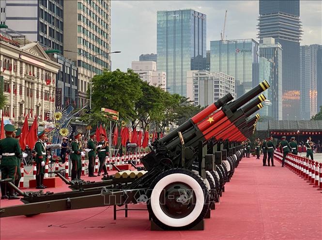 Cận cảnh các khẩu đại bác trong sáng 27/4 tại Công viên Bến Bạch Đằng (Quận 1, Thành phố Hồ Chí Minh). Ảnh: Hồng Giang - TTXVN.
