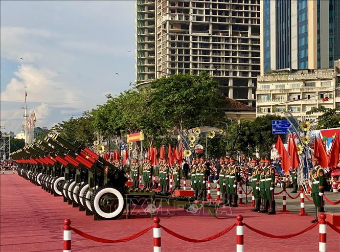 Các chiến sĩ chuẩn bị khai hỏa đại bác. Ảnh: Hồng Giang - TTXVN.