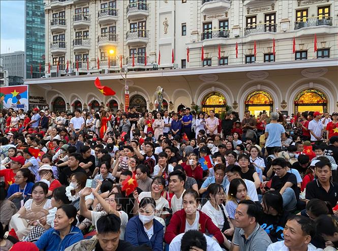 Người dân có mặt tại điểm bắn đại bác tại khu vực ngã tư đường Tôn Đức Thắng - Đồng Khởi từ rất sớm. Ảnh: Hồng Giang - TTXVN.