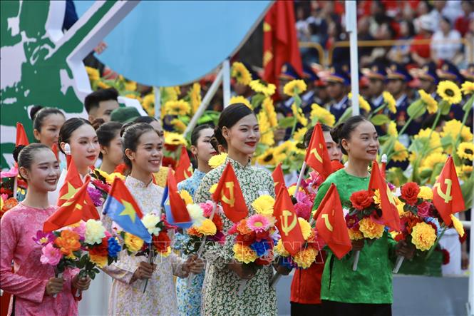 Art performance by artists from Ho Chi Minh City participating in the final full-scale rehearsal of the parade to celebrate the 50th anniversary of the Liberation of the South and National Reunification Day. VNA Photo