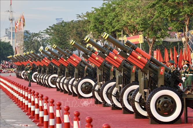 Cận cảnh các khẩu đại bác trong sáng 27/4 tại Công viên Bến Bạch Đằng (Quận 1, Thành phố Hồ Chí Minh). Ảnh: Hồng Giang - TTXVN.