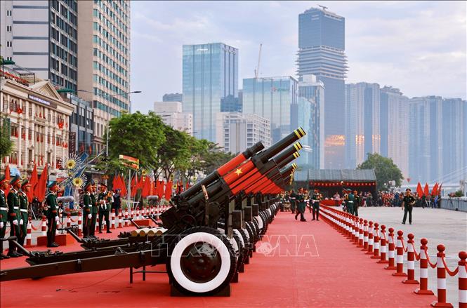 Cận cảnh các khẩu đại bác trong sáng 27/4 tại Công viên Bến Bạch Đằng (Quận 1, Thành phố Hồ Chí Minh). Ảnh: Hồng Giang - TTXVN.