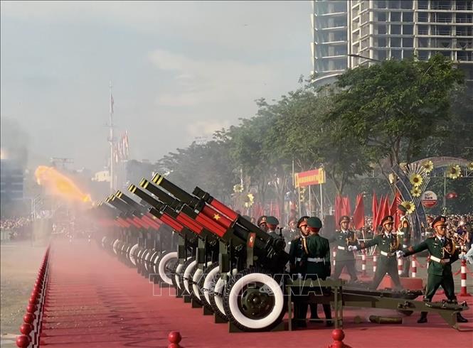The roar of the cannons echoes through Bach Dang Wharf in downtown Ho Chi Minh City during the final full-scale rehearsal. VNA Photo