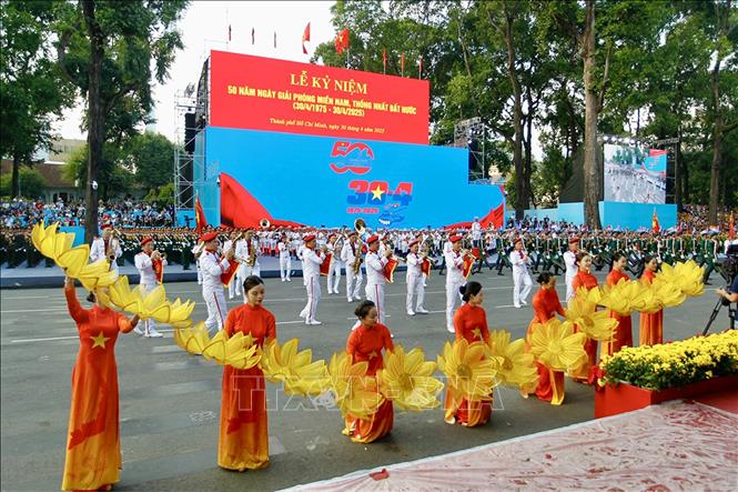 Nghi thức diễu binh, diễu hành tại Tổng duyệt lễ kỷ niệm 50 năm Ngày Giải phóng miền Nam thống nhất đất nước. Ảnh: Thanh Vũ-TTXVN