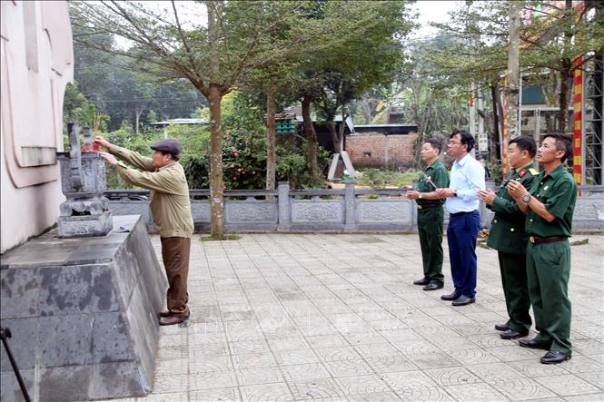Các cựu chiến binh dâng hương tưởng niệm tại Đài tưởng niệm các anh hùng, Liệt sỹ xã Cự Nẫm. Ảnh: Tá Chuyên - TTXVN