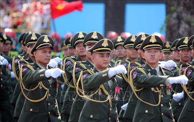 Lực lượng Quân đội Hoàng gia Campuchia tham gia Tổng duyệt kỷ niệm 50 năm Ngày Giải phóng miền Nam, thống nhất đất nước. Ảnh: Thanh Vũ-TTXVN
