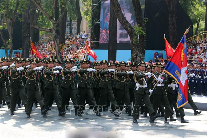 Lực lượng Quân đội Hoàng gia Campuchia tham gia Tổng duyệt kỷ niệm 50 năm Ngày Giải phóng miền Nam, thống nhất đất nước. Ảnh: Thanh Vũ-TTXVN
