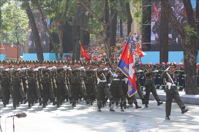 Lực lượng Quân đội Hoàng gia Campuchia tham gia Tổng duyệt kỷ niệm 50 năm Ngày Giải phóng miền Nam, thống nhất đất nước. Ảnh: Thanh Vũ-TTXVN
